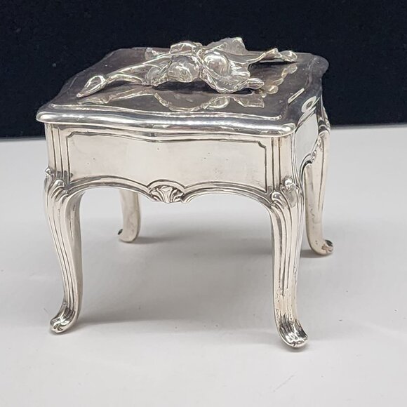 Antique W.B. Mfg 795 Silver Plate Cigarette Box With Floral Berries Curved Legs - Picture 4 of 15